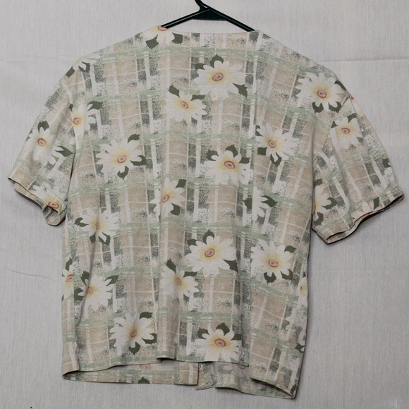 Sunflower daisy button up tshirt
Brand Colleen’s collectibles size medium - Picture 3 of 4